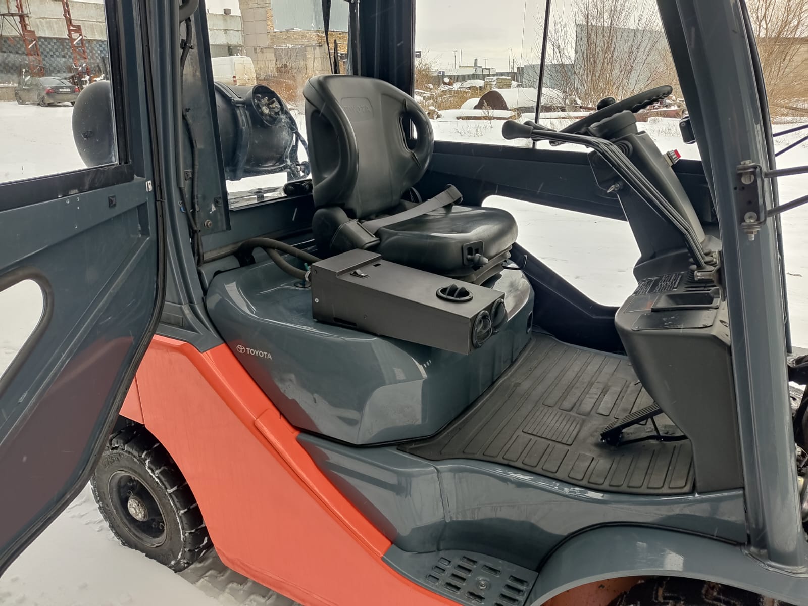 Погрузчик вилочный Toyota 32-8FG25 - фото 9